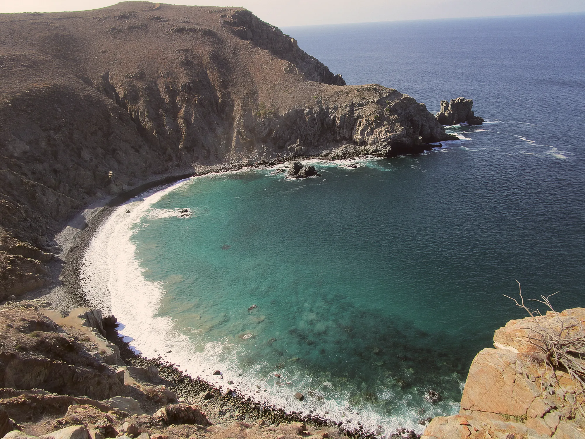 Vista aérea de la bahía turquesa y playa de Punta Lobos